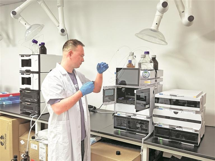 简忠领在实验室开展科研。贵州日报天眼新闻记者 王雨 摄