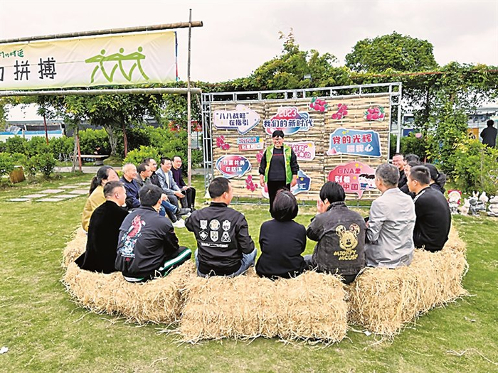 浙江宁波慈溪市农民演说家彭启启在开小型宣讲会。资料图片