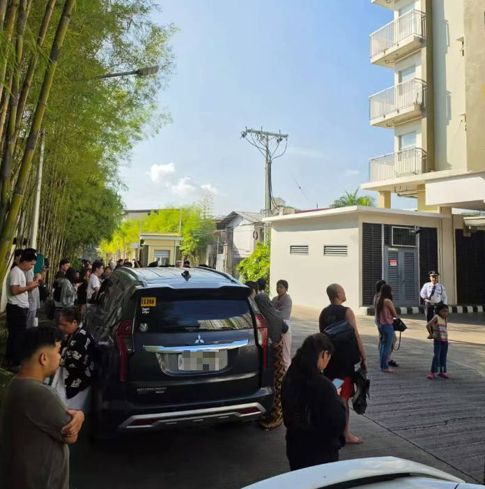 　居民楼下避险 受访者提供