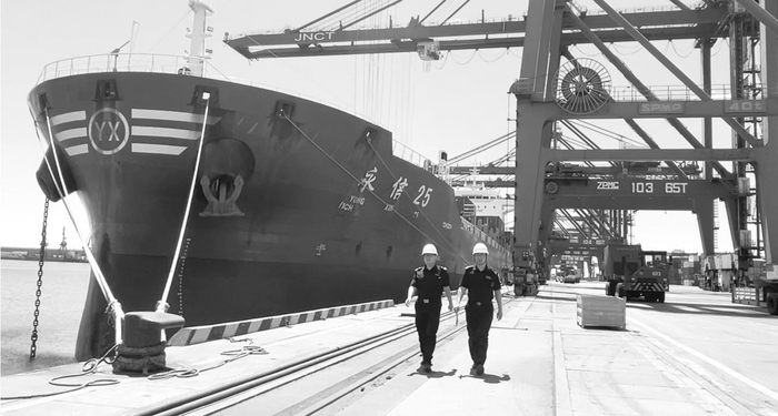         锦州海关工作人员对发往海南洋浦港的出口货物开展现场监管。 本报记者 刘大毅 摄