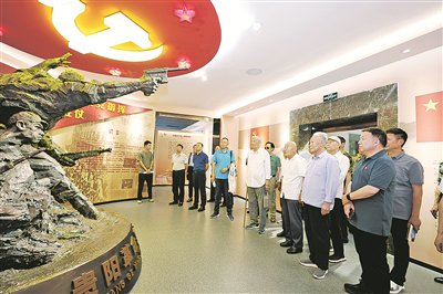 6月5日，军休干部代表在贵阳警备区军史馆参观。     贵阳日报融媒体记者 徐其飞 摄