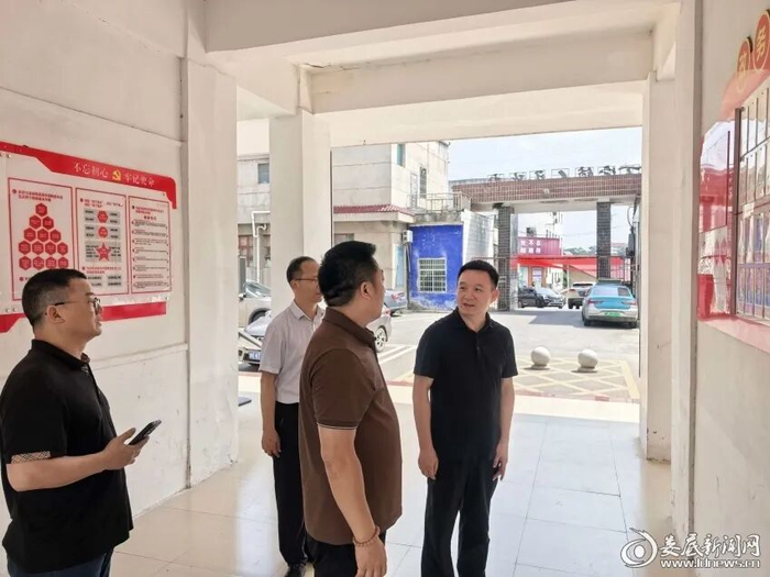 △途中，何朝晖还来到万宝镇人民政府，现场抽查值班值守等工作