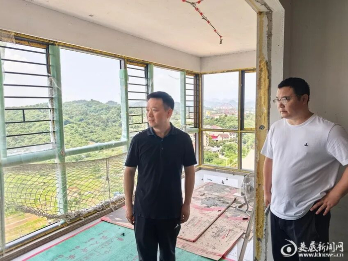 △在碧桂园翘楚堂等项目现场，何朝晖详细了解“保交楼”工作落实情况
