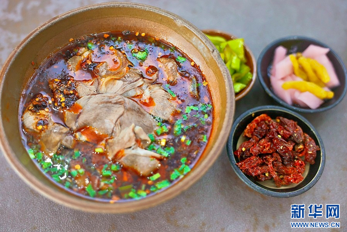 羊肉米线搭配香酥辣椒（4月20日摄）。新华网发（杨婉芝 摄）