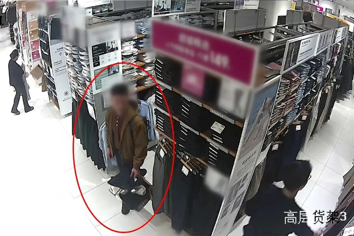 胡某根据网店订单在服饰店内行窃