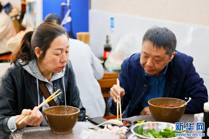 顾客品尝羊肉米线（4月20日摄）。新华网发（刘云 摄）
