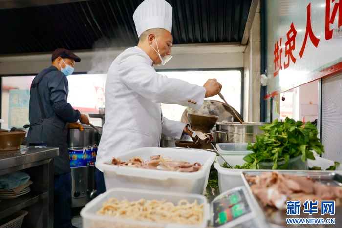 侯宽兴制作砂锅羊肉米线（4月20日摄）。新华网发（刘云 摄）