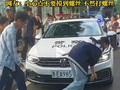 警车985车牌快被摸到包浆了：考生争相去打卡 讨个彩头