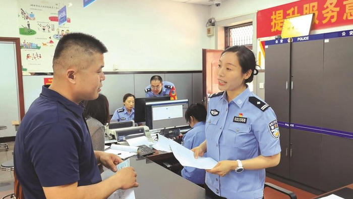     丛台东派出所工作人员正在讲解“全省通办”新政。             张琪 摄        