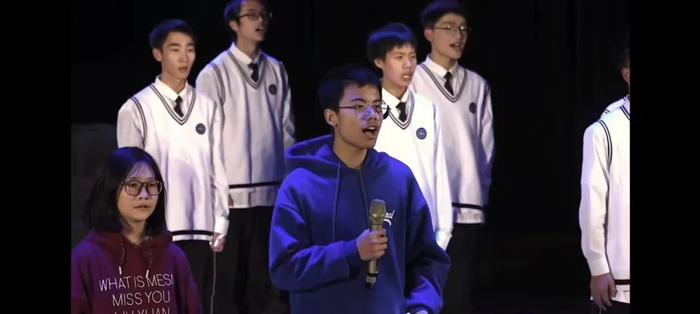 张弘扬和同学一起表演节目。受访者供图
