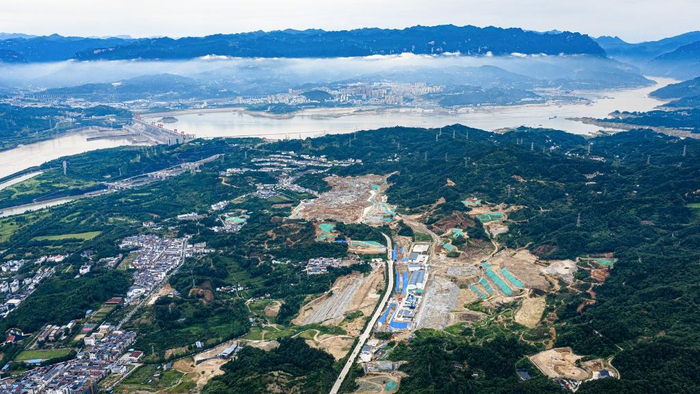 6月8日拍摄的三峡水运新通道工程三峡枢纽新通道施工现场。新华社记者 肖艺九 摄