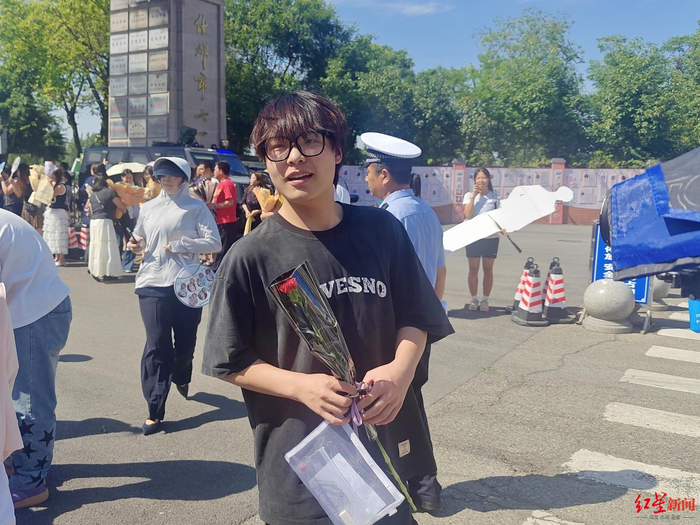 ▲傅梓航走出考场 杨昊 摄