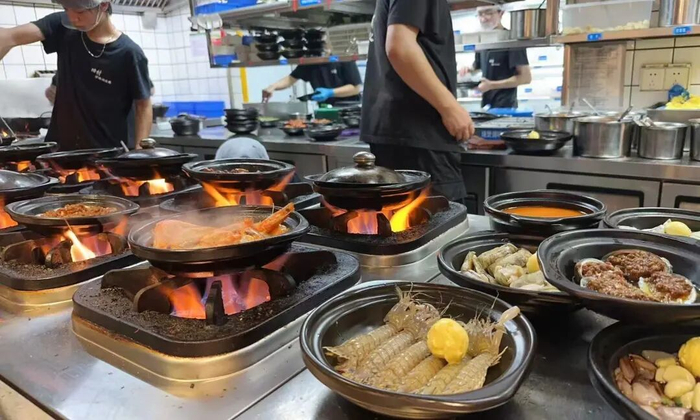 不同于传统宁波菜偏咸鲜、重原味的风格，高温焗制时滋滋作响，奶香与海鲜鲜气融合，口味普适性较强，不管是北方人还是南方人，接受面较宽。