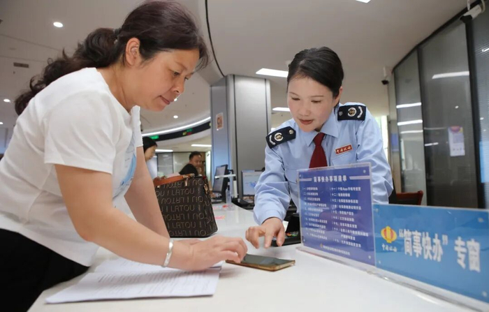 国家税务总局宜春市袁州区税务局在区行政服务中心设立“简事快办”专窗，为缴费人办理社保简单事项提供便利。周宁 