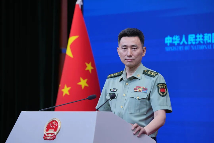 6月9日下午，国防部新闻发言人张晓刚大校就近期涉军问题发布消息。孙悦 摄