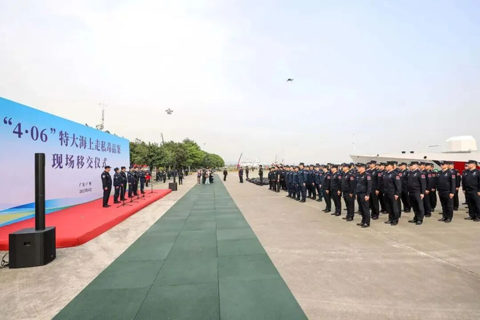 上图为2008年某刑事侦查卷宗。下图为广州边检总站联合相关部门破获海上特大走私毒品案。