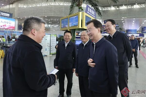 王宁深入嘎洒机场检查春运服务保障工作，看望慰问一线工作人员，与省外旅客亲切交流。周灿 摄