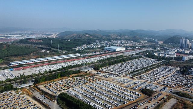 柳州雒容汽车物流基地等待装车的商品汽车。国铁南宁局/图