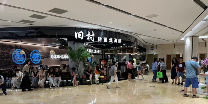 发轫于宁波的“旧村·砂锅焗海鲜”开在上海的门店。受访方提供