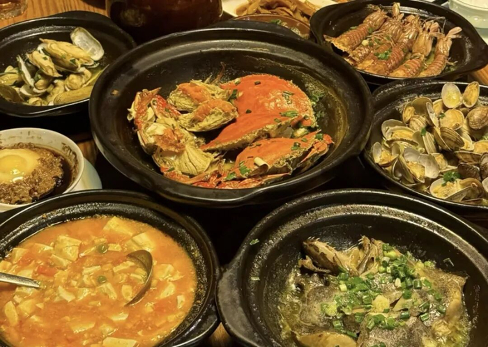 砂锅焗海鲜的招牌菜。
