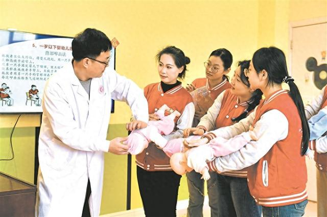 妇幼保健院医生在讲解婴幼儿护理知识。新华社记者 郭绪雷摄