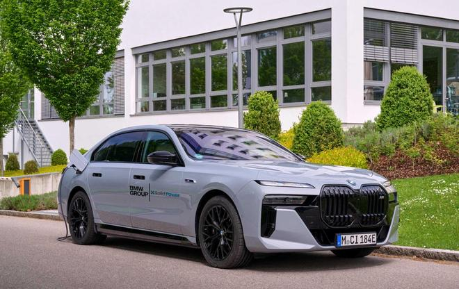 ▲搭载固态电池的BMW i7测试车