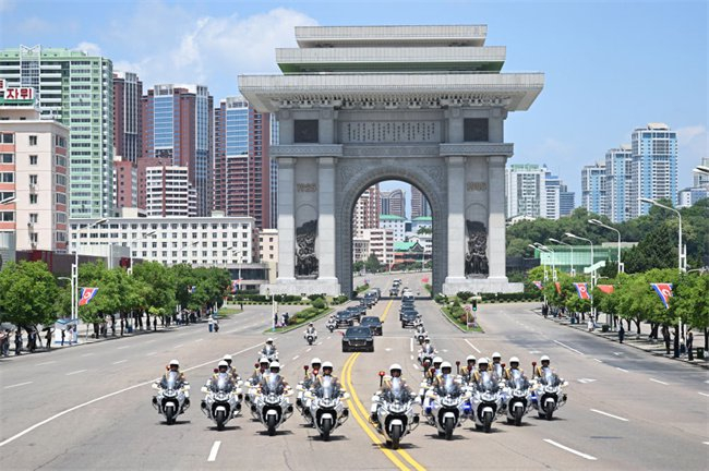 当地时间6月8日中午，中共中央总书记、国家主席习近平乘专机抵达平壤，开始对朝鲜进行国事访问。新华社记者 谢环驰 摄