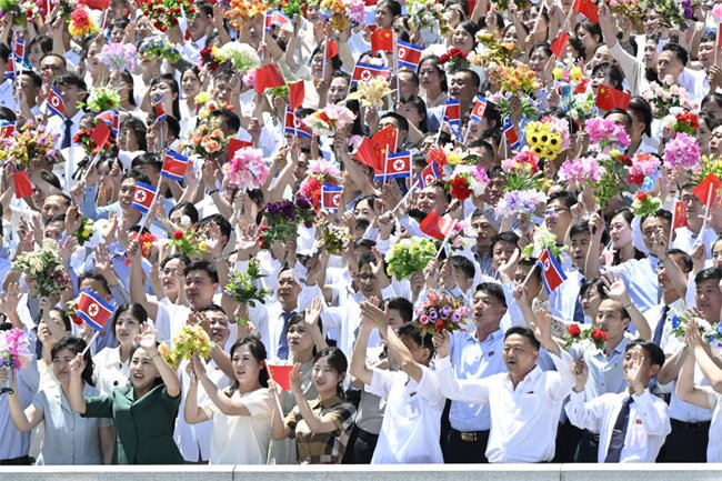 当地时间6月8日中午，中共中央总书记、国家主席习近平乘专机抵达平壤，开始对朝鲜进行国事访问。这是欢迎人群。新华社记者 申宏 摄