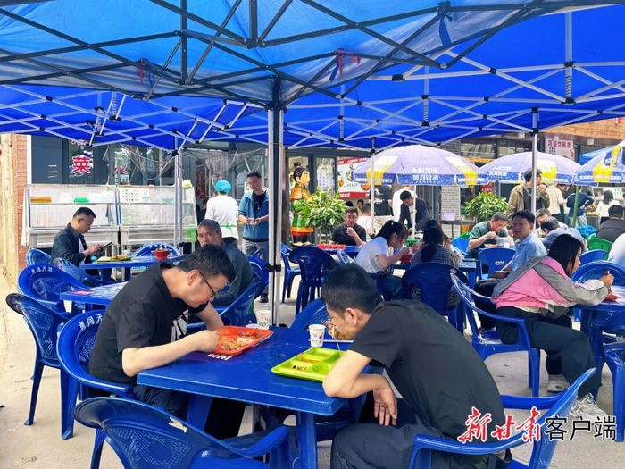 上班族在周边餐饮店购买平价工作餐。