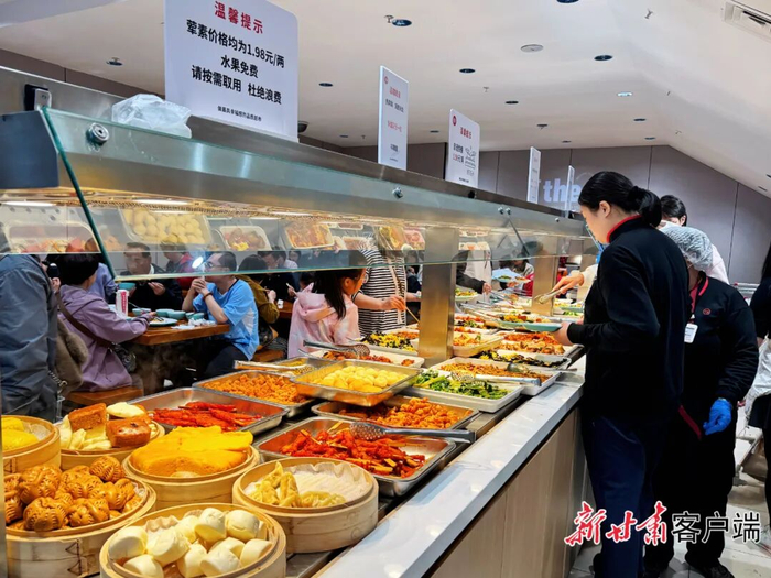 超市食堂自选餐台菜品丰富。