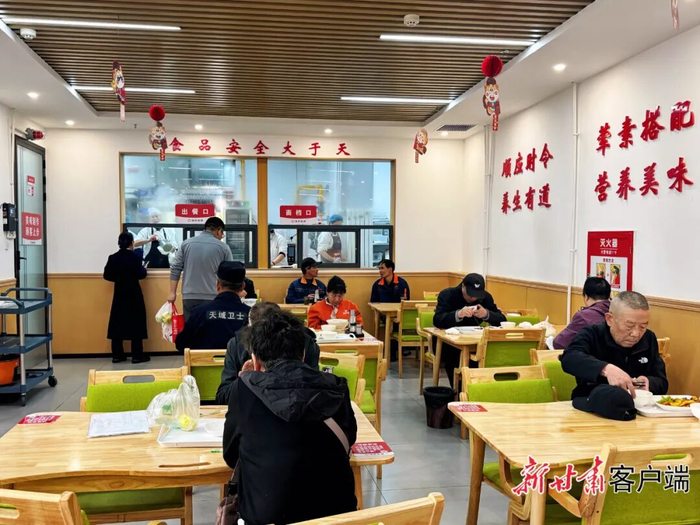 航天和美小区幸福食堂内，居民正在用餐。（本文图片均由新甘肃·甘肃日报记者 王聪 摄）