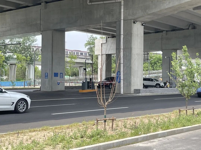 京密路1号停车场，目前行人进出只能横穿马路。