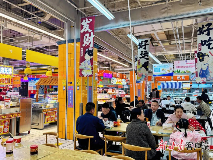 大润发超市便民餐饮区人气旺盛。