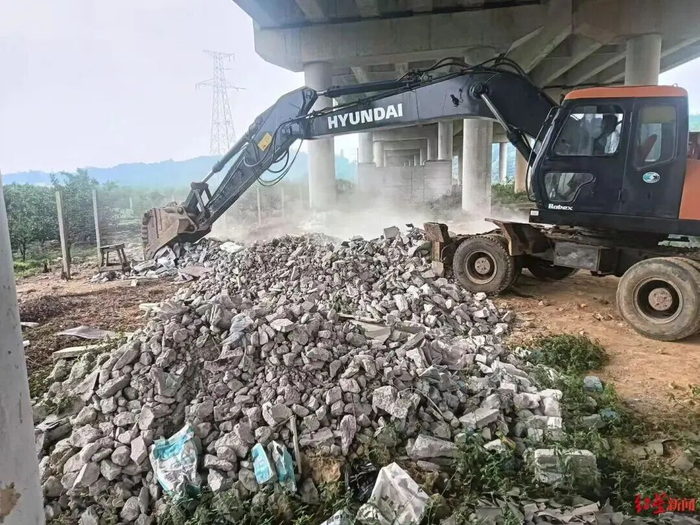 清运设备正在对垃圾进行清运