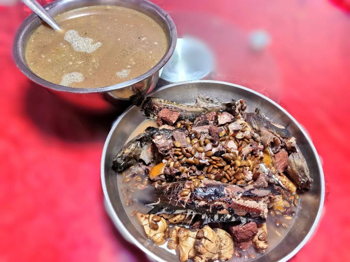 台山四九镇一家食肆推出的黑豆陈皮老姜鳅鱼汤。李晓春/摄