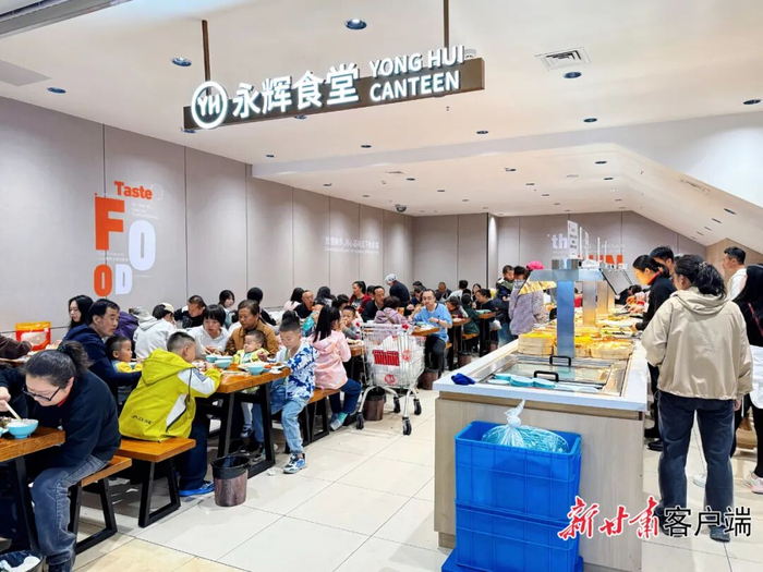 永辉超市食堂内，市民正在用餐。