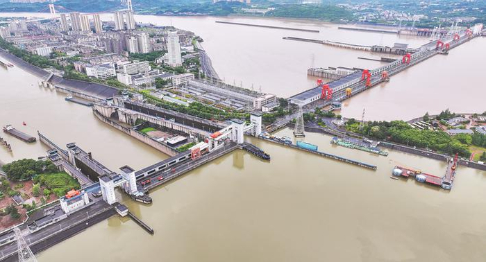 　　6月8日拍摄的三峡水运新通道工程葛洲坝航运扩能施工现场。 新华社记者 肖艺九 摄