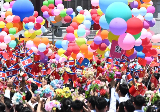 当地时间6月8日中午，中共中央总书记、国家主席习近平乘专机抵达平壤，开始对朝鲜进行国事访问。这是欢迎仪式现场。新华社记者 谢环驰 摄