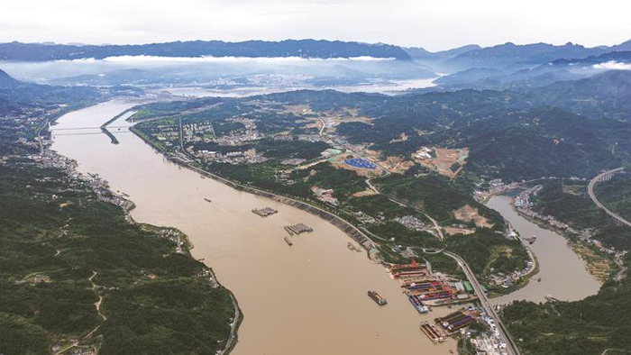 　　6月8日拍摄的三峡水运新通道工程三峡枢纽新通道施工现场。新华社记者 肖艺九 摄