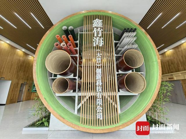 不同规格的竹缠绕管道产品。曾业 摄
