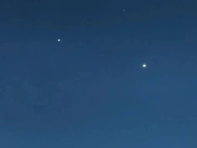 2026年6月6日，在北京市丰台区拍摄的金星（右下）和木星（左上）。图源：新华社