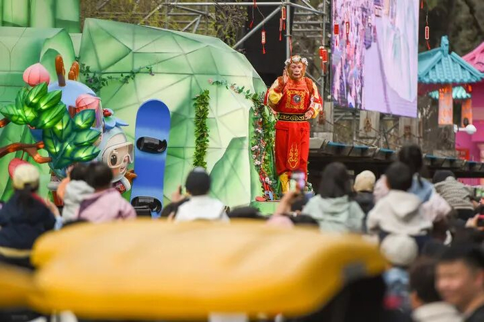 4月23日，王铁柱与游客互动。新华社记