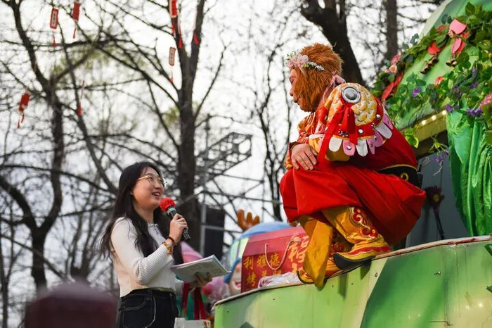 4月23日，王铁柱与游客互动。