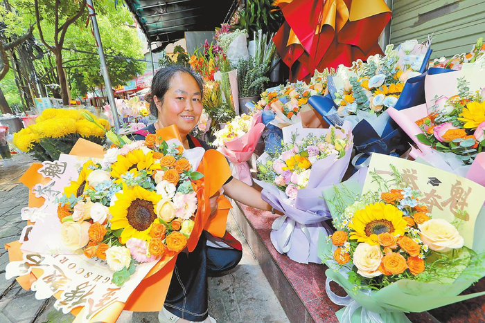 　　图①：6月7日，昆明西山区一花店内，花艺师正赶制高考祝福花束和定制贺卡。　　本报记者　杨峥　摄