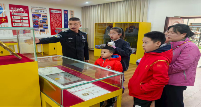 在世界之巅守护者驿站服务游客。