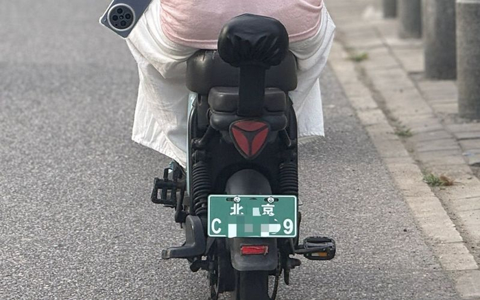 6月8日，北京市朝阳区石门中路，一位市民的电动自行车悬挂了新式号牌。新京报记者 王贵彬 摄