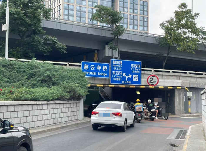 桥北侧有步行梯可上至停车场，南侧却没有。
