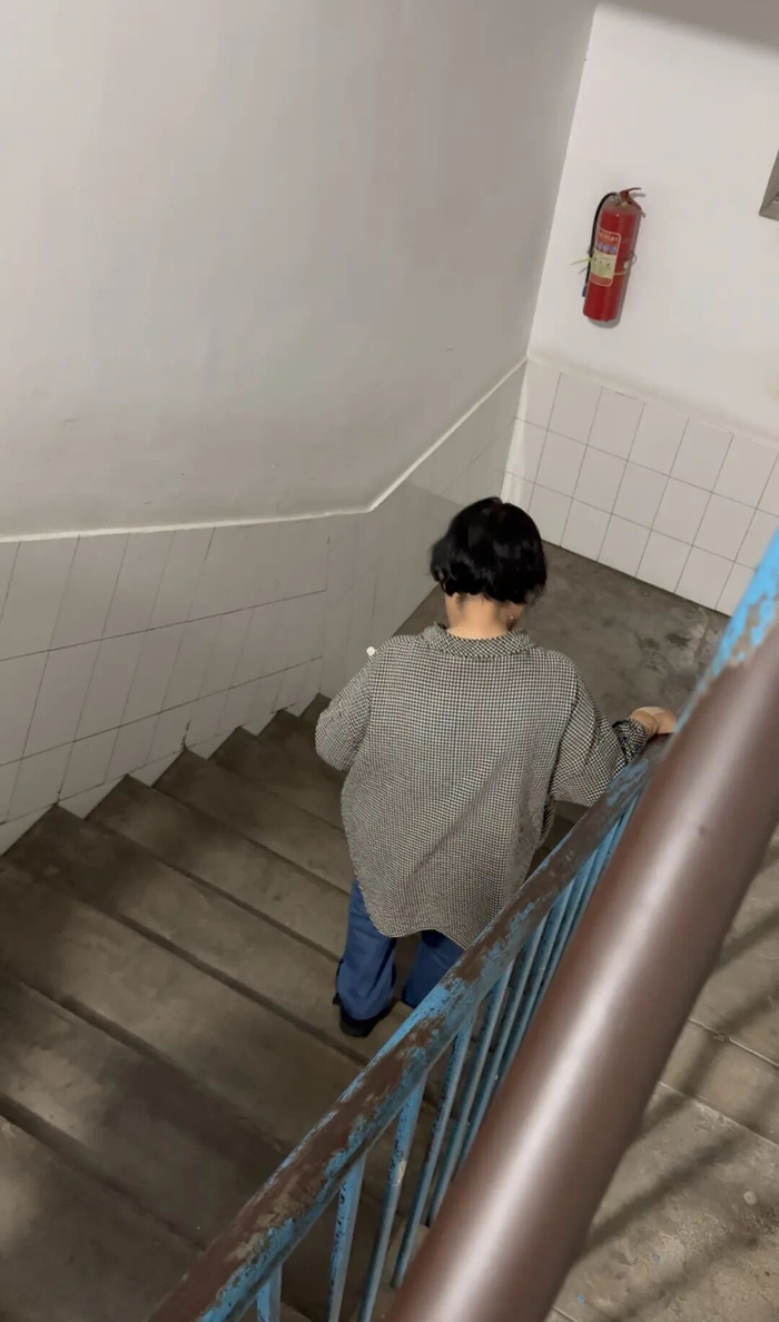 毕业班姑娘们的最后一个晚自习，张老师仍一如往常地在教学楼间查课。（丽江融媒记者 李琳瑛 摄）