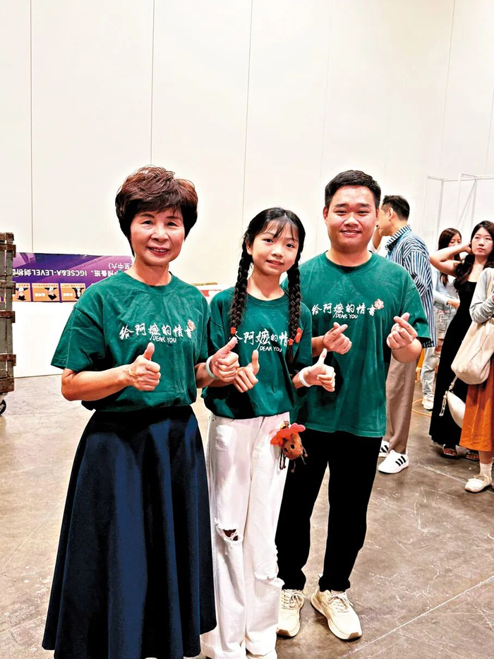 △（左起）李德如、赵童与陈钦勤为电影点赞