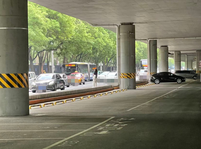 苏州桥至为公桥段，桥下停车场等待横穿马路的行人。